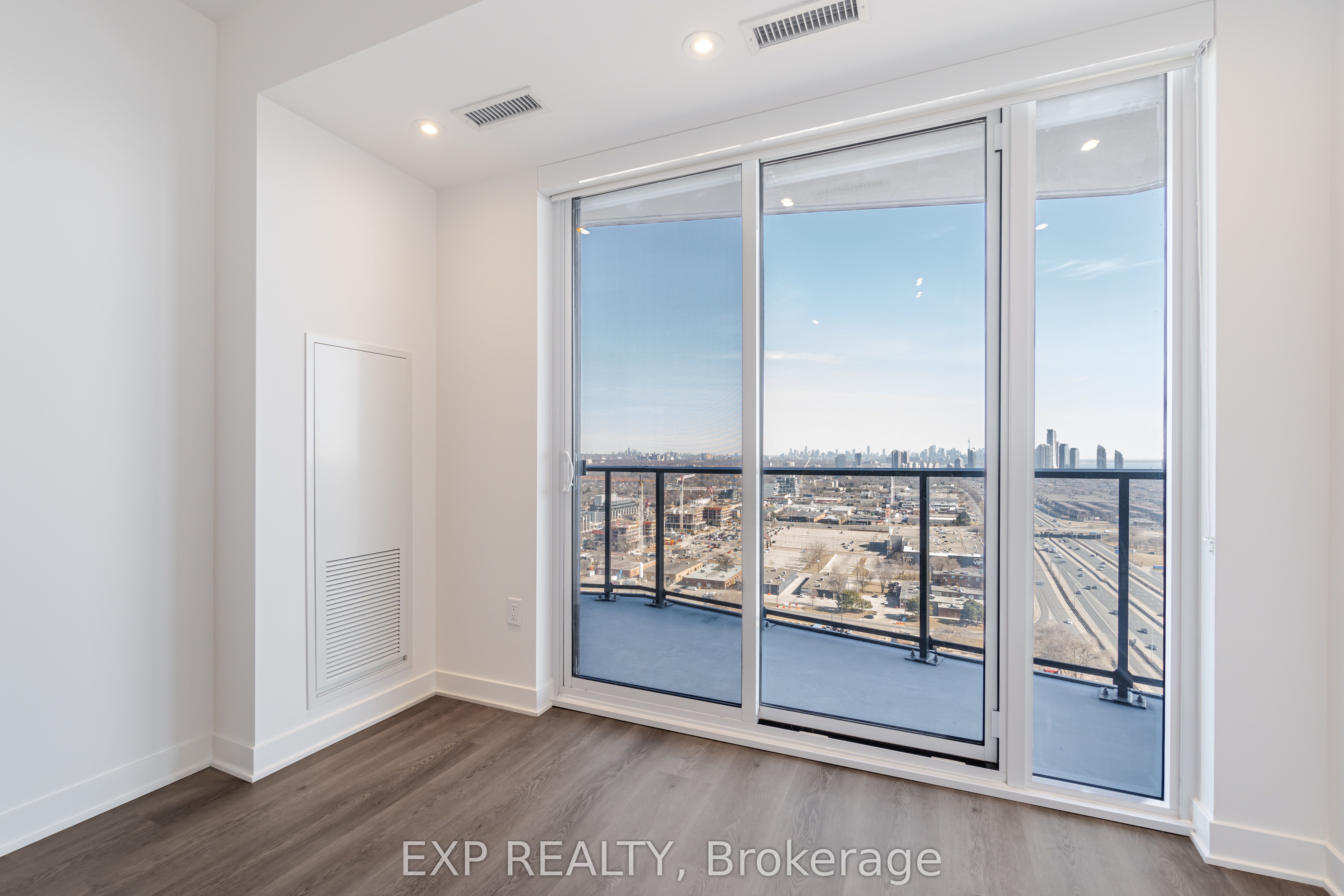 Residential Lease in Toronto W08 5
