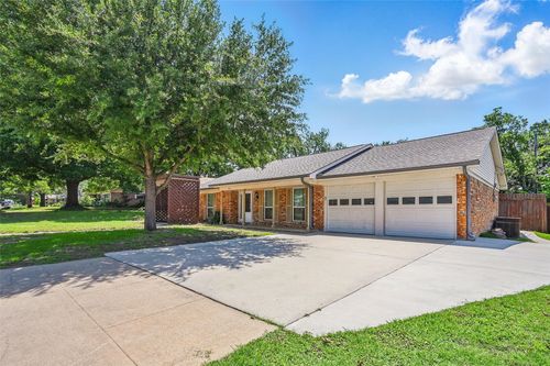 952 Charleston Dr, Bedford, TX, 76022-7604 | Card Image