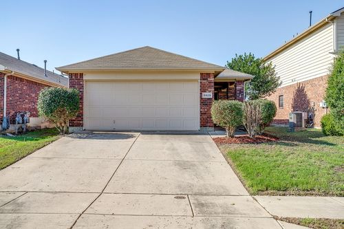 5929 Kristen Dr, Fort Worth, TX, 76131-1613 | Card Image