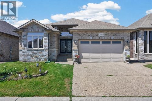 3945 Zanzibar Cres, House with 6 bedrooms, 3 bathrooms and null parking in Windsor ON | Card Image