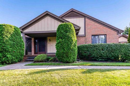 32 Meadow Wood Dr, Rochester Hills, MI, 48307-3082 | Card Image