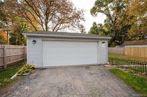 1550 Quinif Dr, Walled Lake, MI, 48390-2564 | Card Image