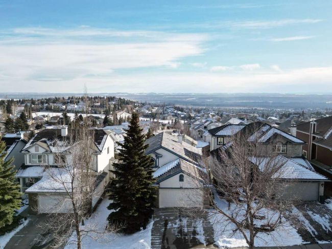 2281 Sirocco Drive Sw, Home with 3 bedrooms, 2 bathrooms and 4 parking in Calgary AB | Image 4