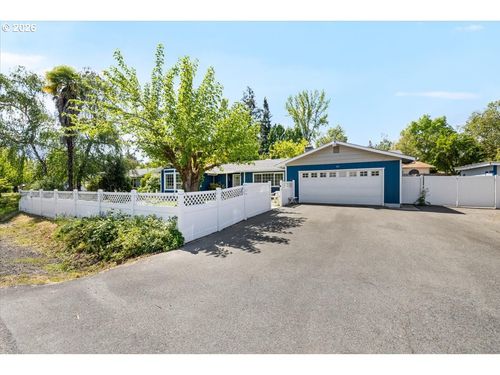 975 Fruitdale Dr, GrantsPass, OR, 97527 | Card Image