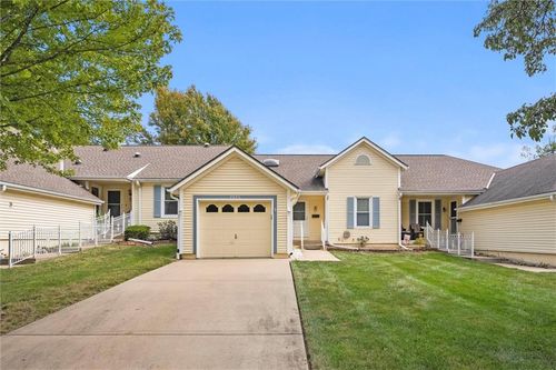 7093 N Garfield Ave, Gladstone, MO, 64118-7849 | Card Image