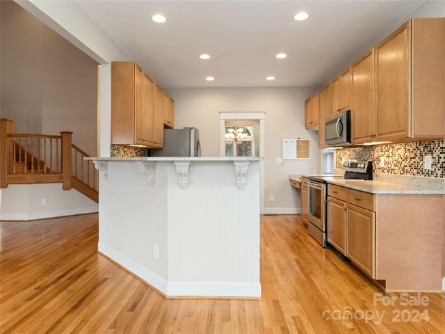 Kitchen bar area | Image 9