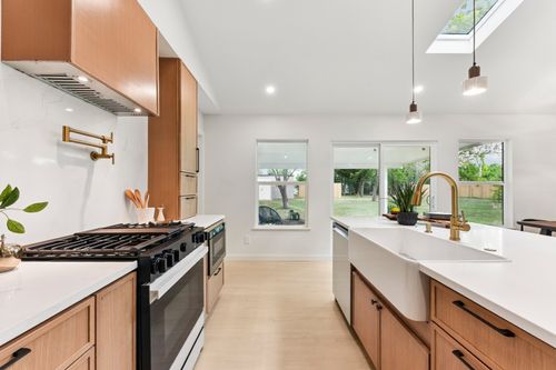 7503 Carriage Dr, Austin, TX, 78752-1401 | Card Image