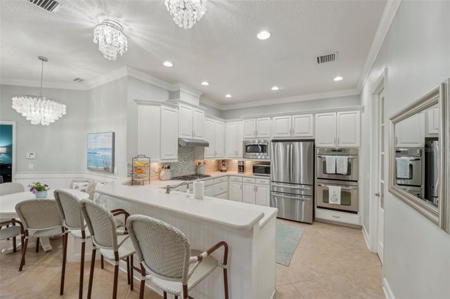 EAT IN KITCHEN NOOK WITH PLENTY OF COUNTER SPACE! | Image 4