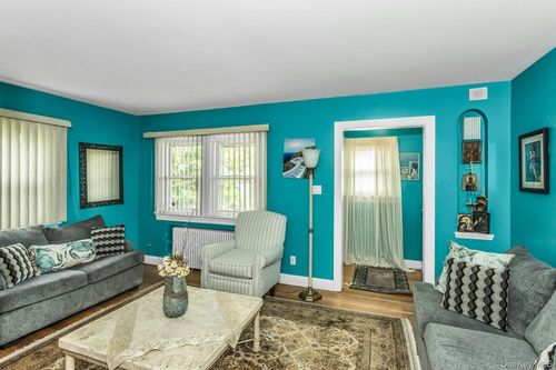 33 Cleveland St, Valley Stream, NY, 11580-6044 | Card Image