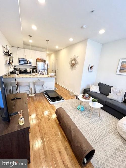 b-806 N 19th St, PHILADELPHIA, PA, 19130-2195 | Card Image