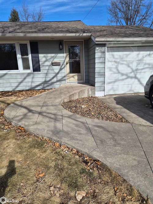 1013 4th Ave E, Oskaloosa, IA, 52577-3408 | Card Image