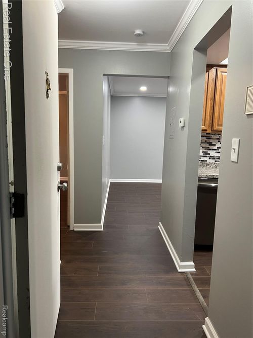 754 E Fox Hills Dr, Bloomfield Hills, MI, 48304-1306 | Card Image