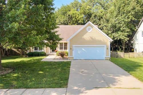 15326 Riley St, Overland Park, KS, 66223-3055 | Card Image