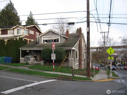 4002 2nd Ave Ne, Seattle, WA, 98105-6558 | Card Image
