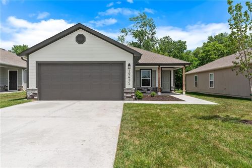 435 Valley View Dr, Tonganoxie, KS, 66086-2207 | Card Image
