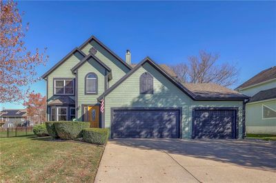 Front facade with a front lawn | Image 1