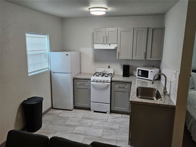 208 W 2 Nd St, House other with 2 bedrooms, 1 bathrooms and null parking in Sweeny TX | Image 4