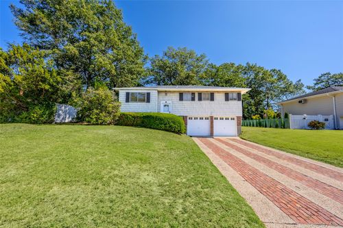 15 Belford Ln, Smithtown, NY, 11787-3105 | Card Image