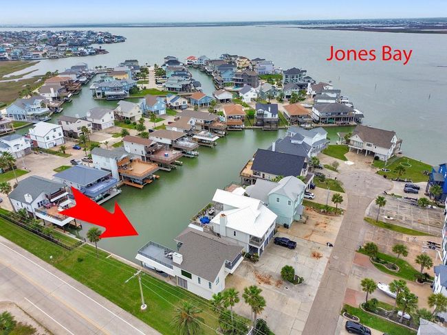 301 Commander Dr, House other with 3 bedrooms, 2 bathrooms and 1 parking in Tiki Island TX | Image 28