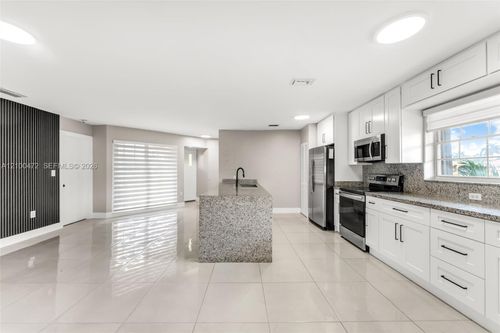 10-15635 Sw 74th Circle Dr, Miami, FL, 33193-1877 | Card Image