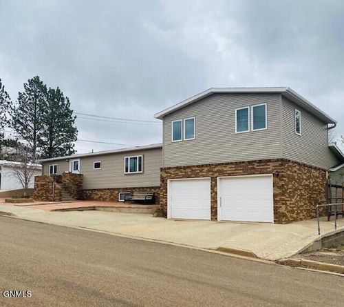 505 3rd St N, Hettinger, ND, 58639-7154 | Card Image