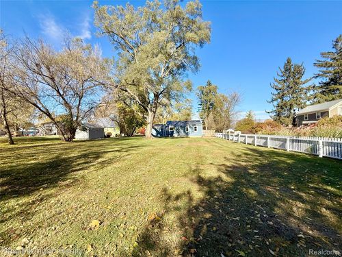 823 Silver Lake Rd, Fenton, MI, 48430-2624 | Card Image