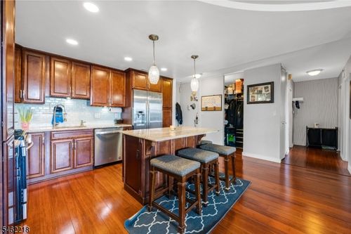 11e-555 North Ave, Fort Lee, NJ, 07024-2413 | Card Image