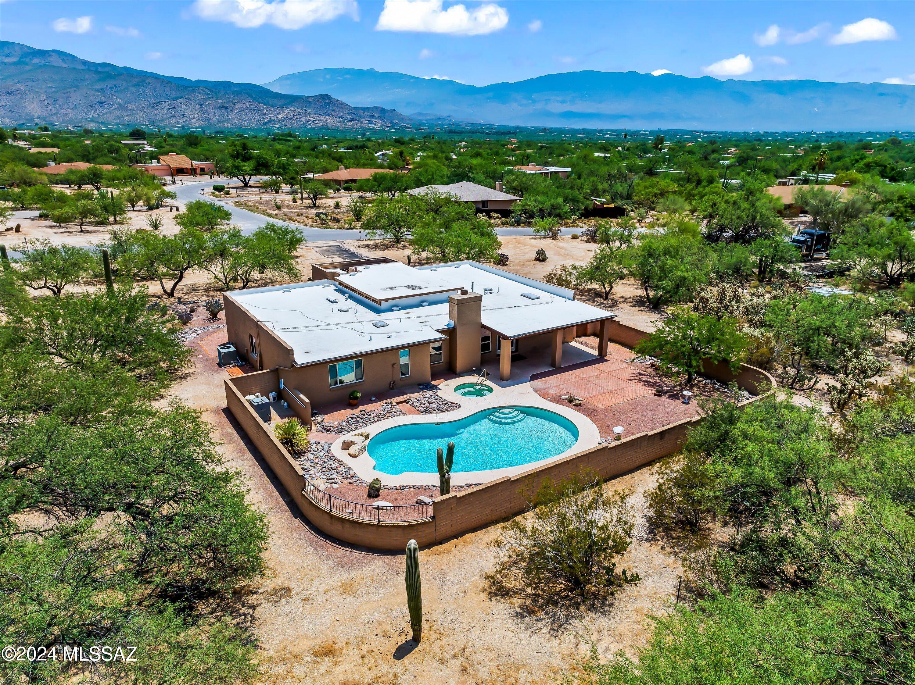 Via Molino , Tucson, AZ 85749