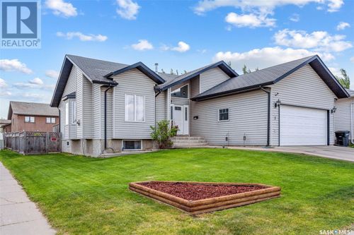 2 Telfer Bay, Prince Albert, SK, S6X1C4 | Card Image