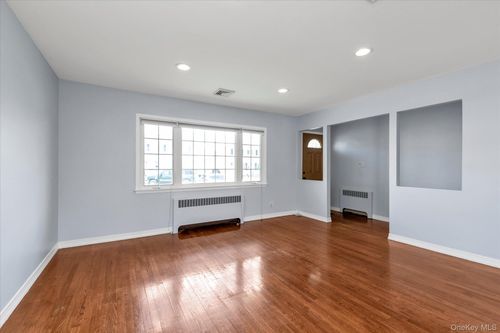 689 Pleasant Ave, Westbury, NY, 11590-6407 | Card Image