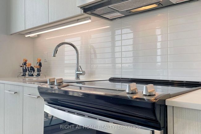 1012 - 286 Main St, Condo with 2 bedrooms, 2 bathrooms and null parking in Toronto ON | Image 14