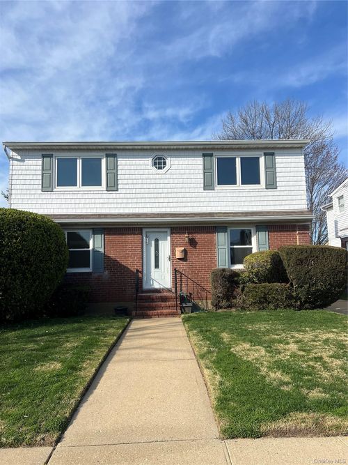 1016 Oaks Dr, Franklin Square, NY, 11010-1939 | Card Image