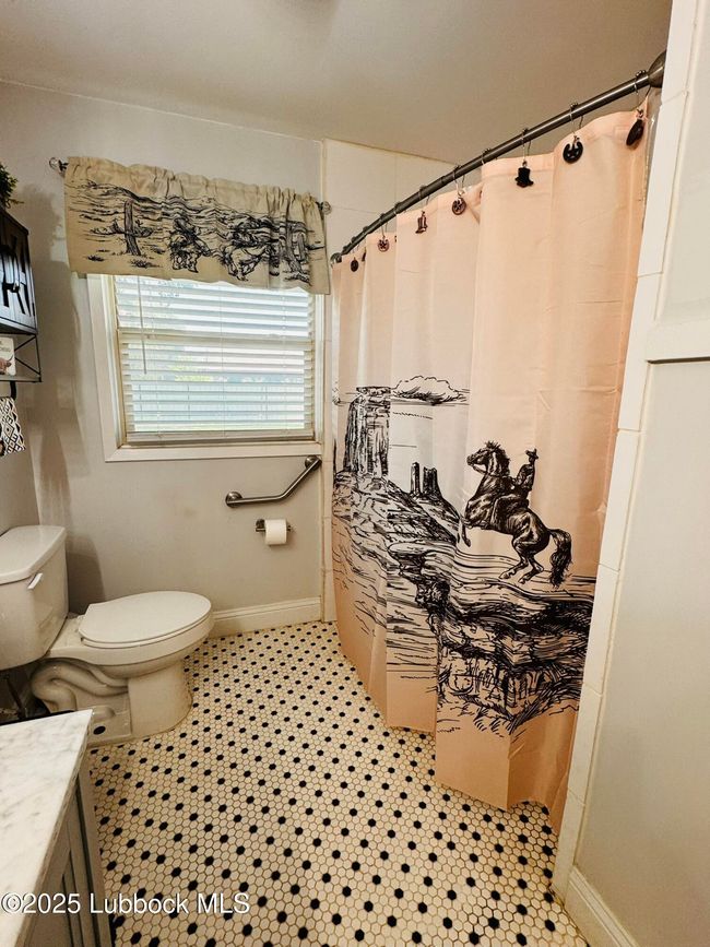 More hall bath... | Image 13