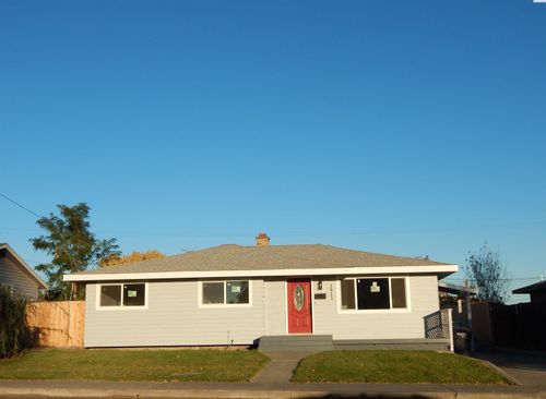 1915 N 19th Ave, Pasco, WA, 99301-3433 | Card Image
