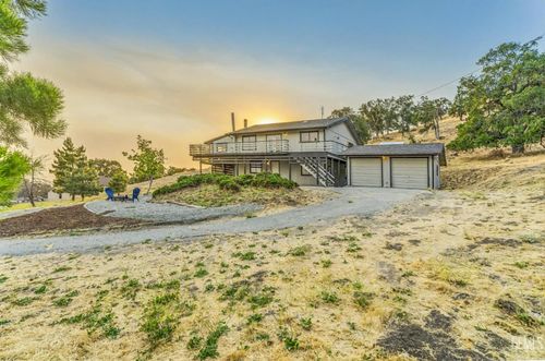24501 Pueblo Ct, Tehachapi, CA, 93561 | Card Image