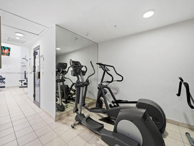 APT-1015 - 6039 Collins Ave, Condo with 1 bedrooms, 2 bathrooms and null parking in Miami Beach FL | Image 38