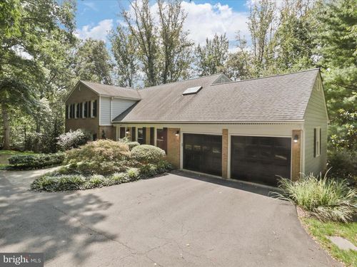 10107 Minburn St, GREAT FALLS, VA, 22066-2512 | Card Image