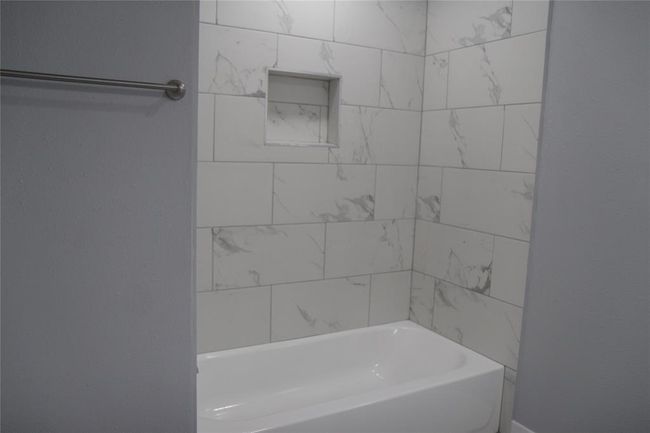 Lovely tiled bath/shower combo | Image 19