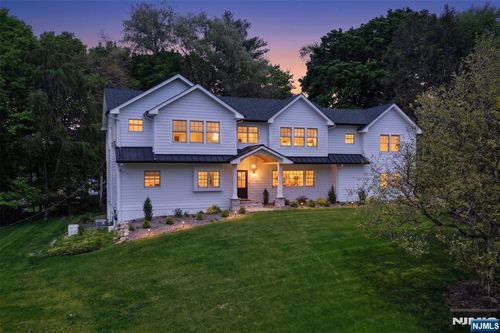 17 Grandview Ave, Upper Saddle River, NJ, 07458-2127 | Card Image