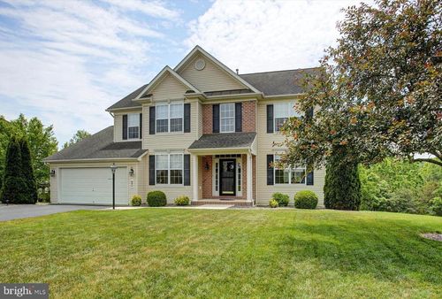 641 Shannon Dr N, GREENCASTLE, PA, 17225-8498 | Card Image