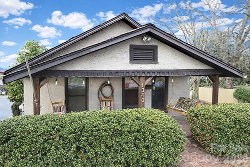 1340 1st Avenue Pl Nw, Hickory, NC, 28601-5929 | Card Image