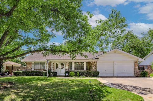 5016 Emerald Lake Dr, Fort Worth, TX, 76103-1333 | Card Image