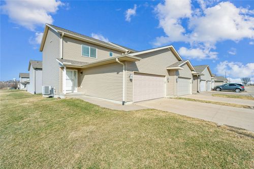 67 Woodstone Ln Sw, Cedar Rapids, IA, 52404 | Card Image