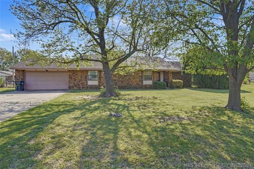 8217 N 165th East Ave, Owasso, OK, 74055-8417 | Card Image