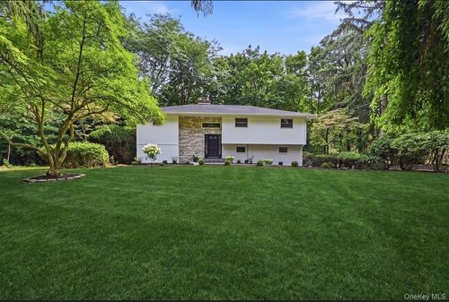10 Moonedge Rd, Northport, NY, 11768-3504 | Card Image