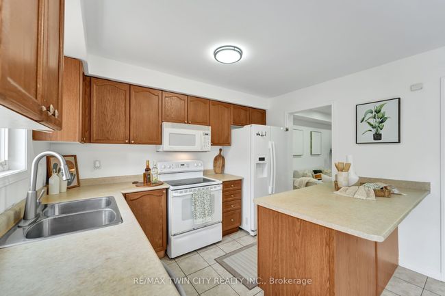 132 Kirkland Pl, House attached with 3 bedrooms, 3 bathrooms and 2 parking in Whitby ON | Image 9