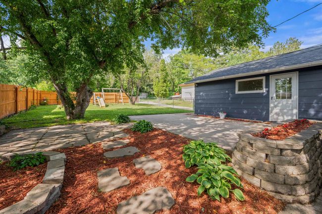 Stepping Stones to Front Yard | Image 40