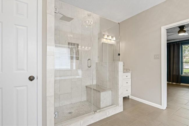 Ready to hit the ground running? Step into the massive shower and prepare yourself to conquer the world! | Image 18