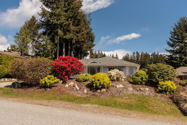 5016 Laurel Avenue, House other with 2 bedrooms, 2 bathrooms and 3 parking in Sechelt BC | Image 2