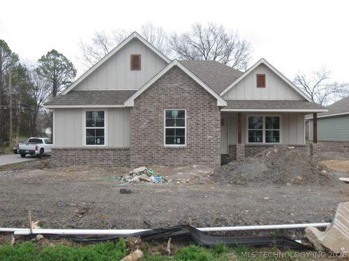 805 S Wood St, Pryor, OK, 74361-6038 | Card Image